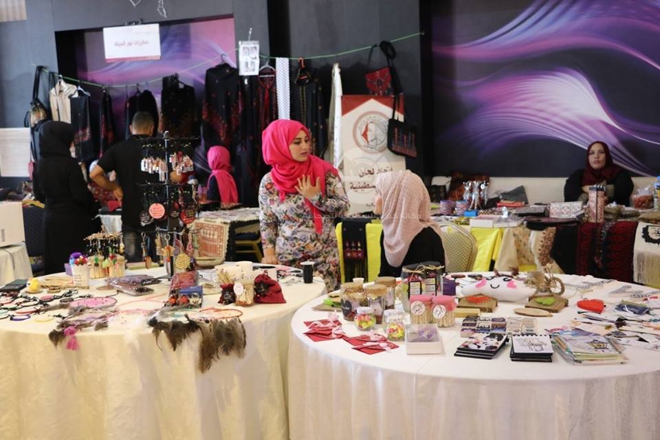بالصور: افتتاح "بازار" نسائي ضمن مشاريع تعزيز المرأة بغزة