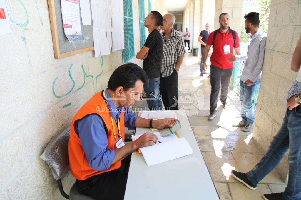 بالصور: وكالة "خبر" ترصد حجم الإقبال على الانتخابات المحلية في الضفة