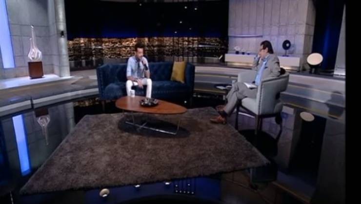 بالفيديو : لحظة إنهيار نجم مصري على الهواء بسبب أمه..!