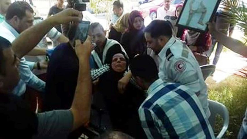 إغماء والدة الأسير بني عودة بعد إضرابها عن الطعام لليوم الثالث