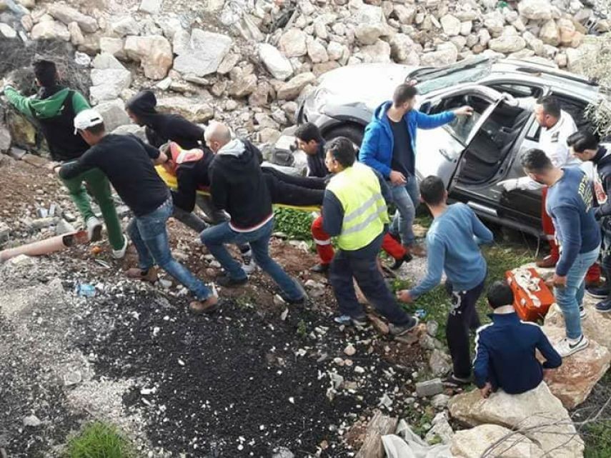 بالصور: إصابتان جراء حادث سير ذاتي في طولكرم