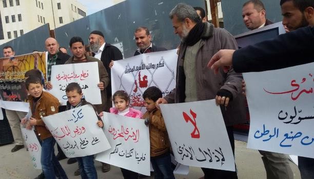 رام الله: تواصل الاعتصام المفتوح للأسرى المحررين المقطوعة رواتبهم