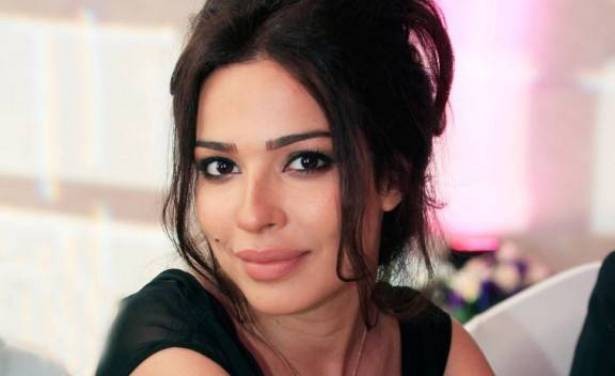 بالصورة : نادين نجيم بفستان سيلين ديون