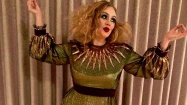 من هي النجمة التي تنكرت بزي مهرج؟!