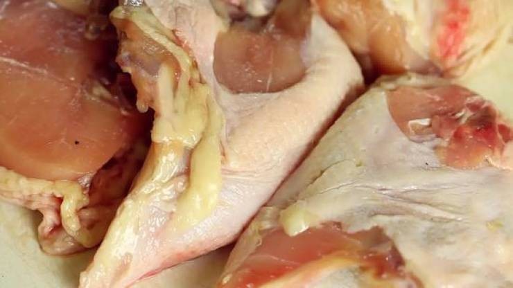 هذه العلامات تكشف أنّ لحم الدجاج المجلّد أصبح فاسداً.. تعرفوا عليها!