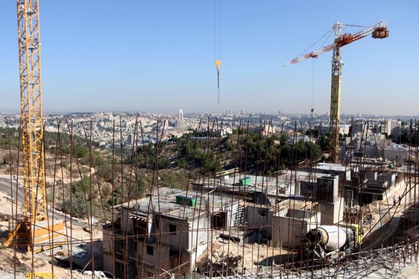 ليبرمان يصادق على بناء 2500 وحدة استيطانية بالضفة