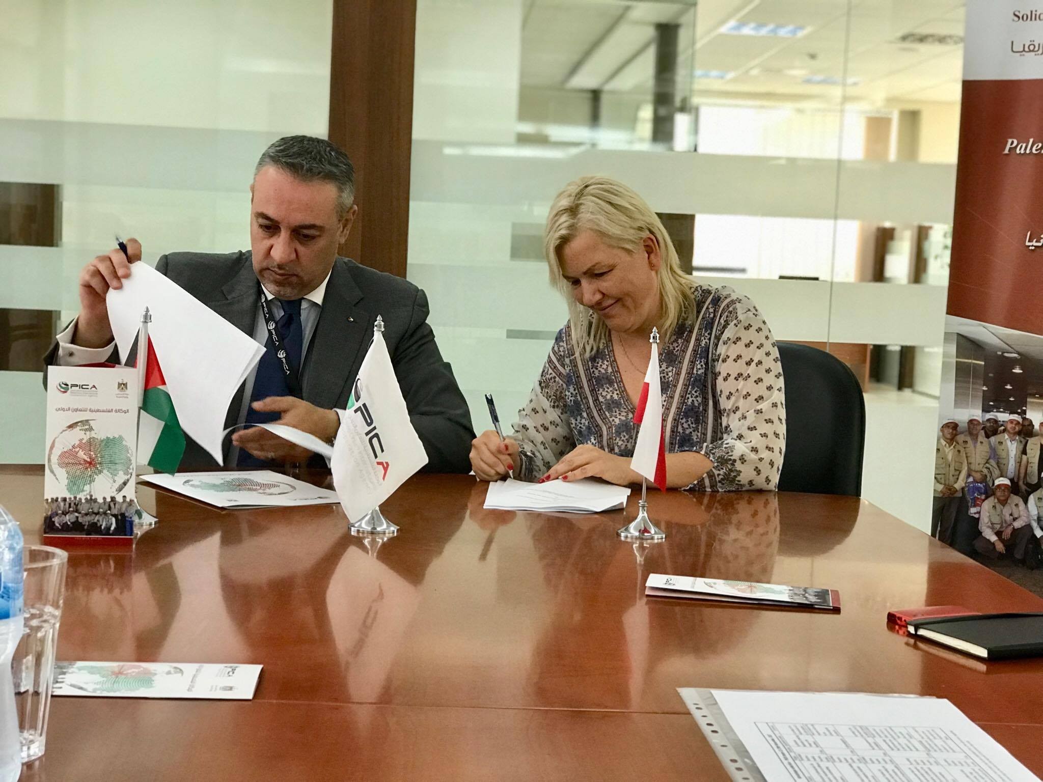 "بيكا" توقع اتفاق تعاون مع ممثلية بولندا لدى فلسطين
