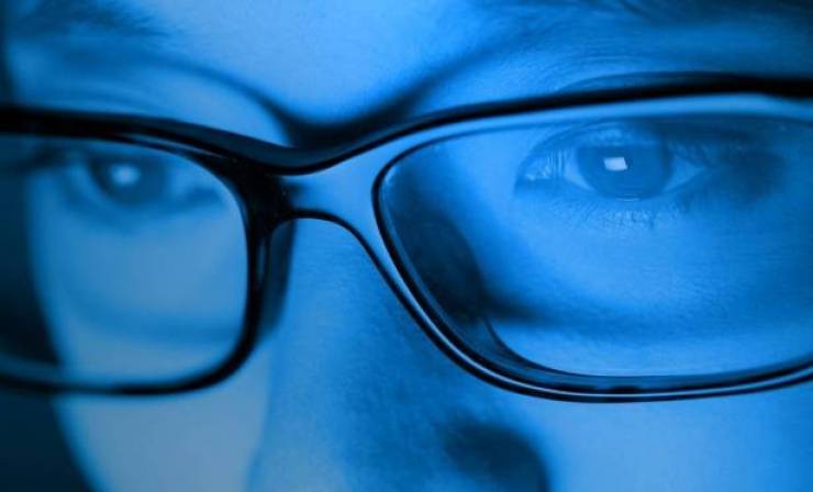 هل يؤدي ضوء الهواتف الأزرق للإصابة بالسرطان؟