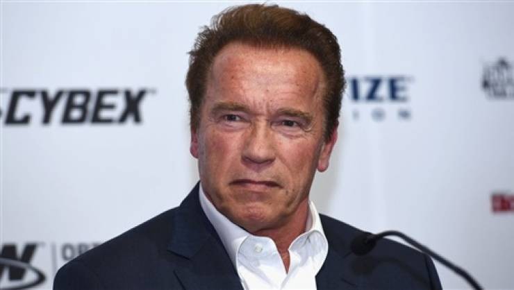 أرنولد شوازينجر يجري جراحة قلب مفتوح طارئة