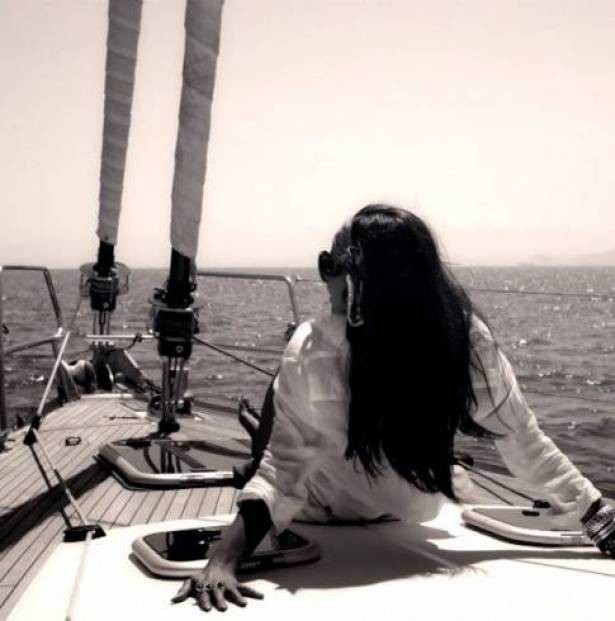 بالصور: خمنوا من هذه المطربة اللبنانية التي اشعلت المواقع قبل حفلها مع عاصي الحلاني