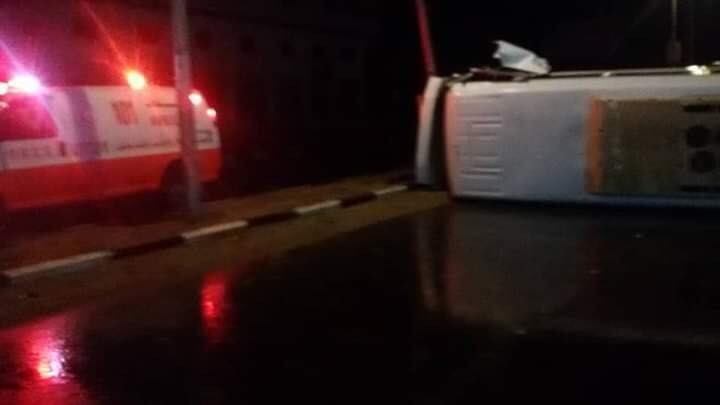 عدد من الإصابات بانقلاب حافلة تقل موظفي السلطة في معبر رفح