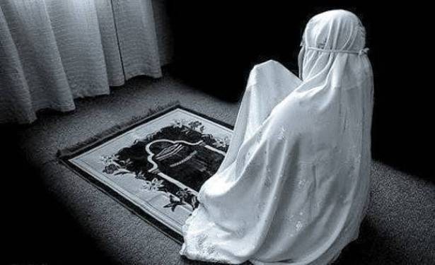 بالصور: بعد زيارتها مكّة.. الفنّانة اللُّبنانية بلباس الصلاة!