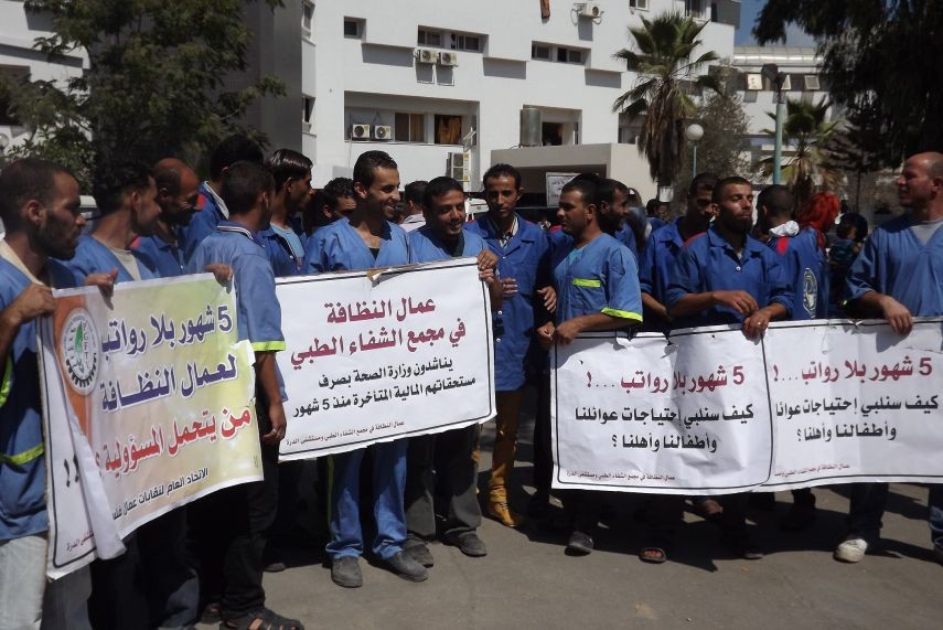 عمال شركات النظافة بمستشفيات غزة يصعدون من احتجاجهم حتى صرف مستحقاتهم