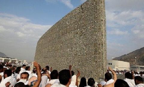 أكثر من 2.3 مليون حاج يواصلون رمي الجمرات في منى