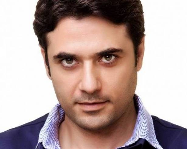 أحمد عز في حمام السباحة مع نجمة مصرية شهيرة ما العلاقة بينهما؟