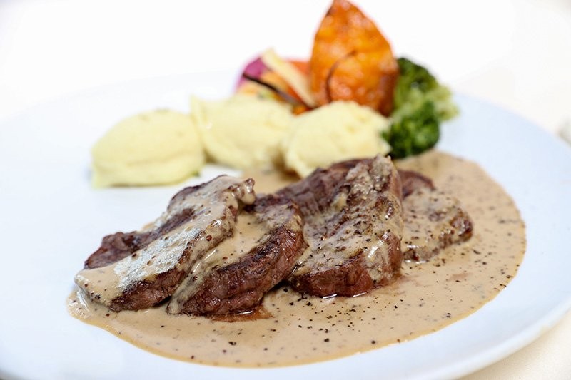 ستيك فيليه بالصلصة والخضار