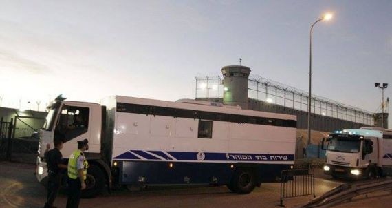 نجاة معتقلين من حادث سير خلال نقلهم بسيارة "البوسطة"