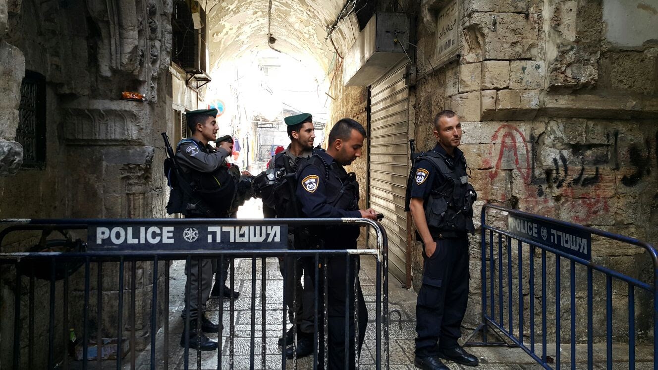 الاحتلال يُسلم صحفيًا مقدسيًا قرارًا بالإبعاد عن الأقصى