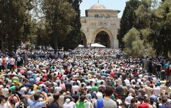 300 ألف مواطن يصلون الجمعة الثانية من رمضان بالأقصى