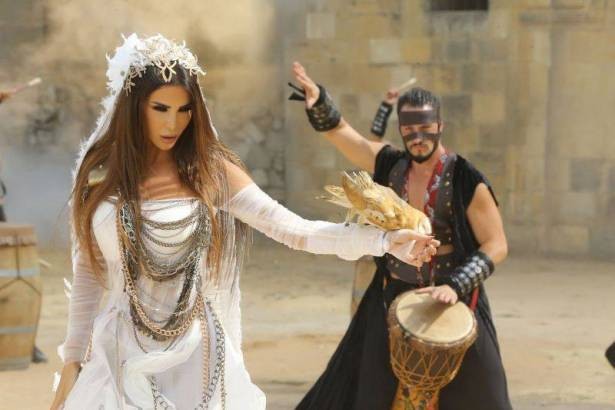 بالفيديو: بعد غياب.. نيللي مقدسي تخطف الأنظار بكليب جديد!