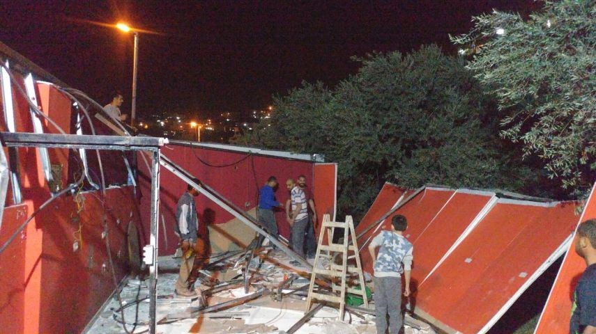 بالصور: الاحتلال يجبر فلسطيني على هدم محله التجاري