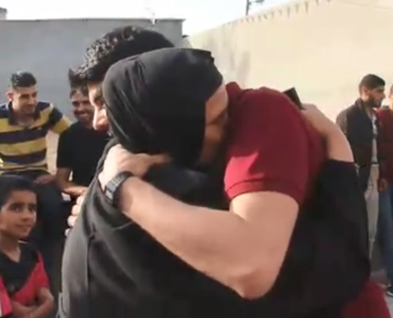 بالفيديو: لحظة الإفراج عن أسير أمضى 12 عاماً بسجون الاحتلال