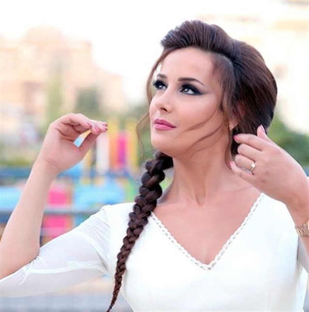 الممثلة السورية كندة حنا تشعل المواقع بصورتها
