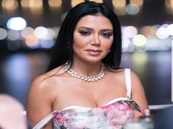 بالصورة  : رانيا يوسف تصدر بيانا يبرر فستانها "الفاضح"