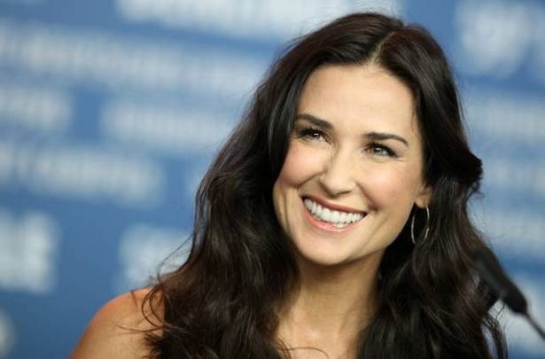 بالصور : بعد فشل علاقاتها مع الرجال.. ديمي مور تربي طفلة مع حبيبتها