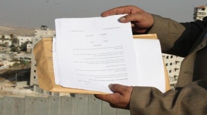 بلدية الاحتلال توزع أوامر لعدد من منازل سلوان لمراجعتها