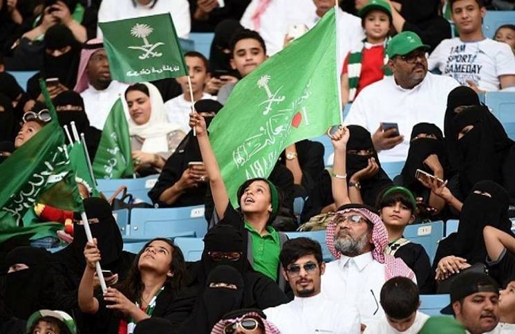 السعودية تسمح للنساء بدخول ملاعب كرة القدم بدءاً من 2018