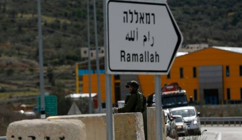 الاحتلال يغلق حاجز "بيت إيل" وطريق رام الله الجلزون