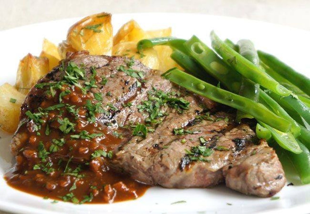 ستيك مشوي بالصوص مع الفاصوليا