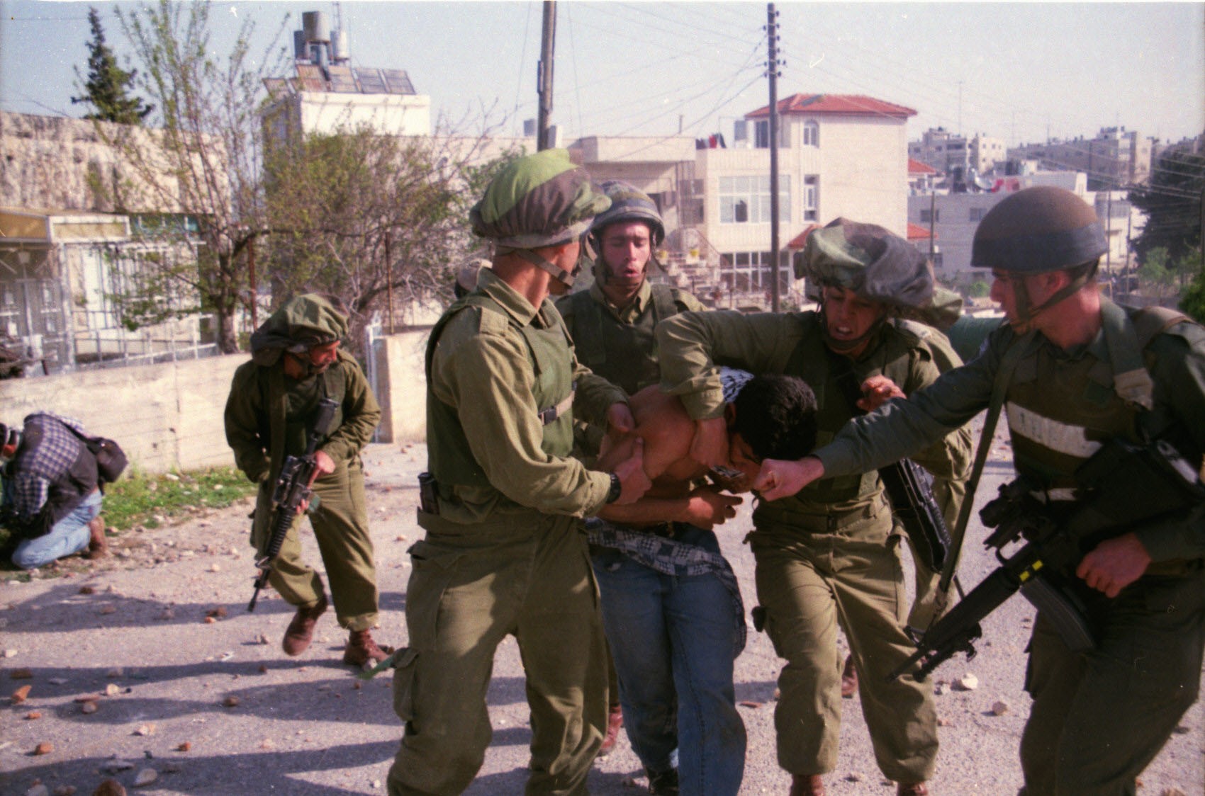 الاحتلال ينكل بثلاثة أسرى أثناء اعتقالهم