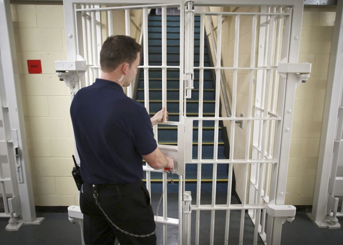 حكومة بريطانيا تقترح السماح بتواصل المسجونين مع ذويهم عبر "سكايب"