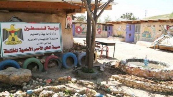 التربية تقرر نقل طلبة الأغوار للدراسة في مدرسة الخان الأحمر