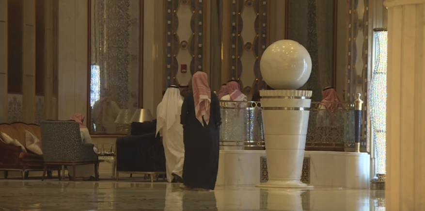 المحتجزون بفندق "كارلتون" يشتكون: حرمنا من استيراد طعامنا الخاص .. نريد مدلكاتنا !