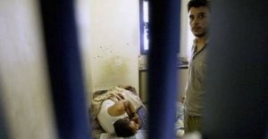 أسير من قلقيلية يعاني من تشنجات وحالة عصبية إثر التعذيب