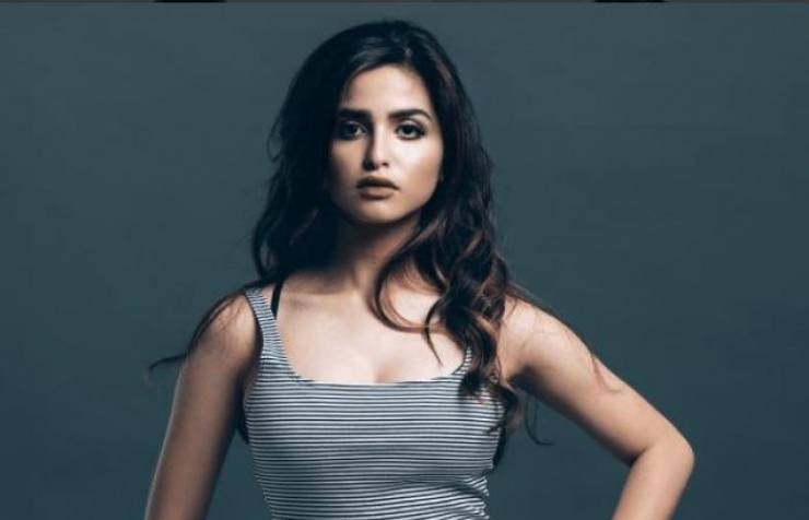 شاهد : حلا الترك تثير ضجة بصورها بالعباءة... وهذا ما ارتدته تحتها!