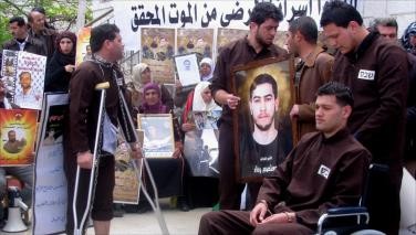 عشرات الجرحى بغزة يتضامنون مع الأسرى المضربين