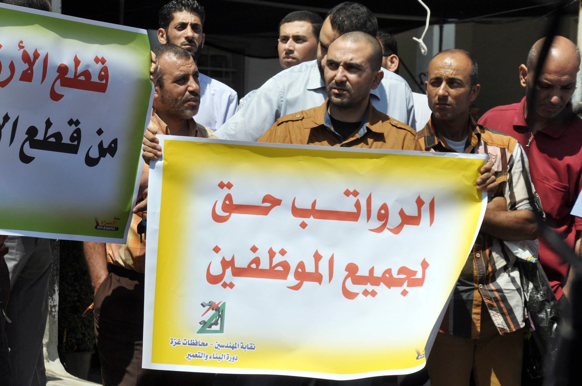 بالصور: كيف هنأ موظف سلطة صديقة العريس في غزة؟!