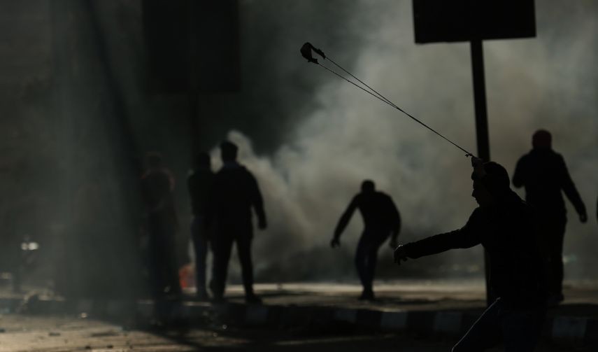 الاحتلال يعتقل طالب مدرسي وشاب خلال مواجهات برام الله