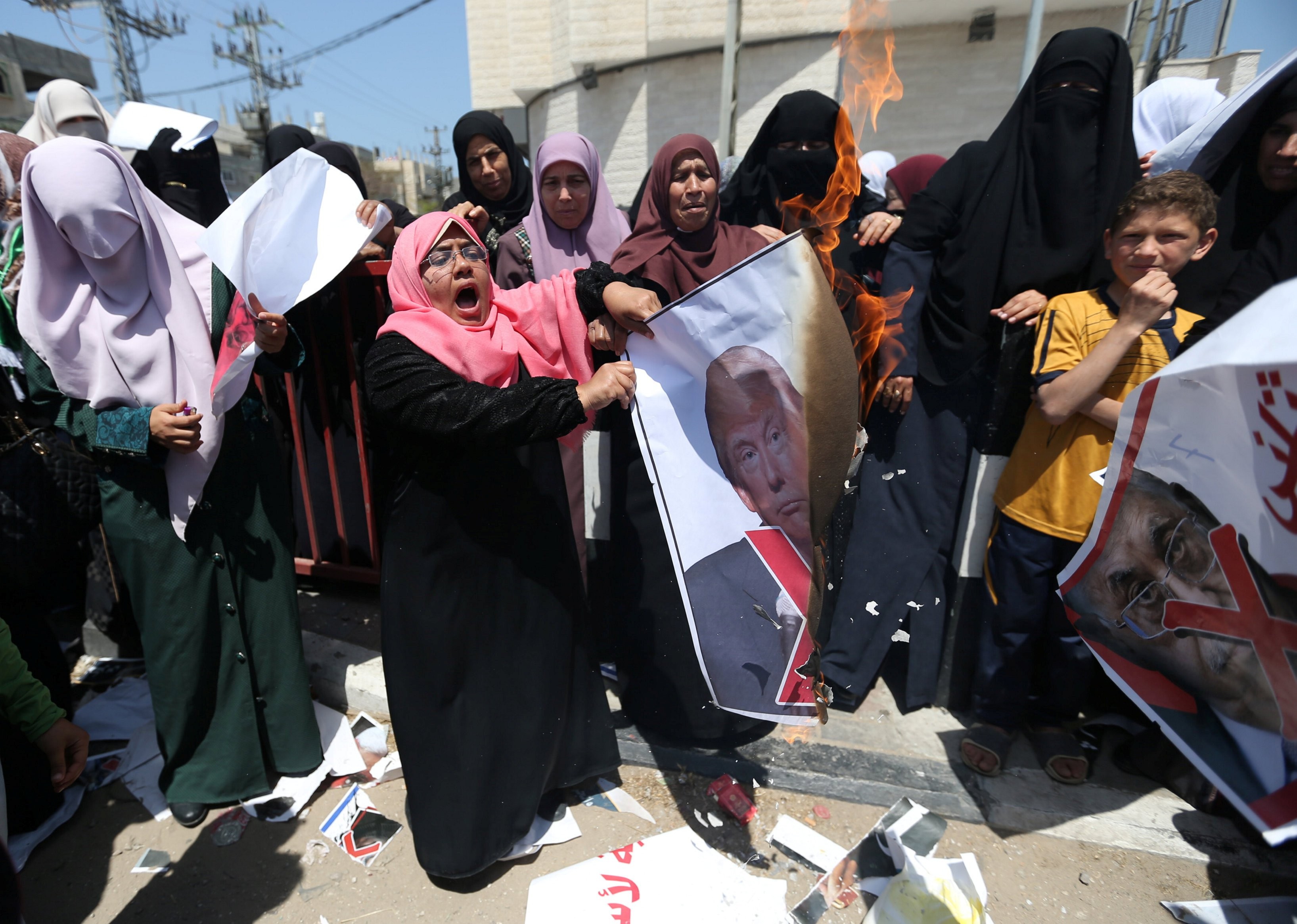 بالصور: متظاهرون يحرقون صور "ترامب" خلال مسيرات غاضبة برفح