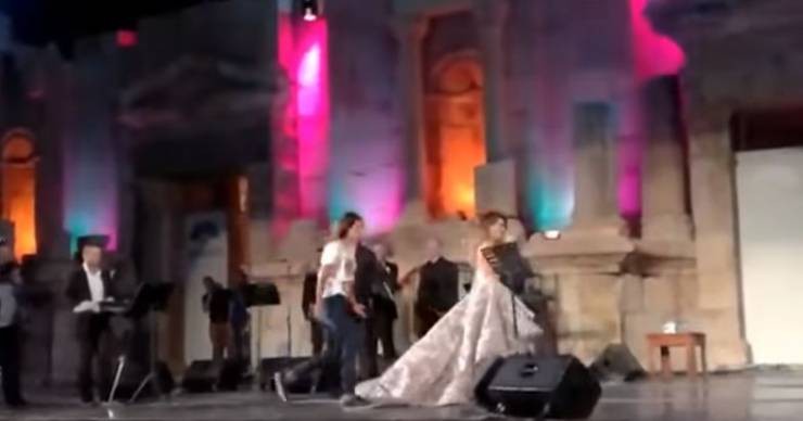 بالفيديو : معجبة هيستيرية تقتحم مسرح جرش وما فعلته مع نوال الزغبي لا يصدق!