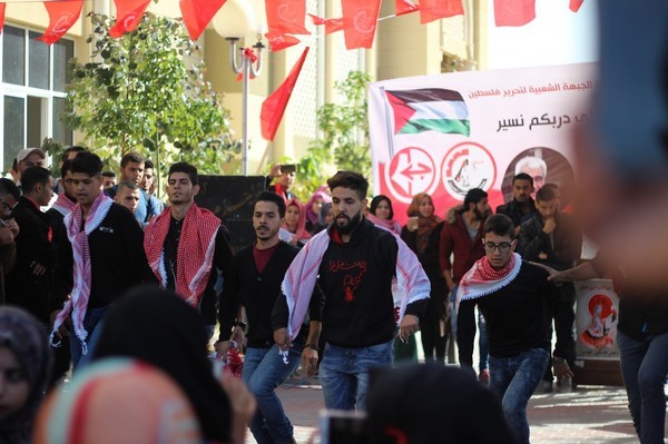 جبهة التحرير تحيي ذكرى انطلاقتها بوقفة تضامنية مع الأسرى 