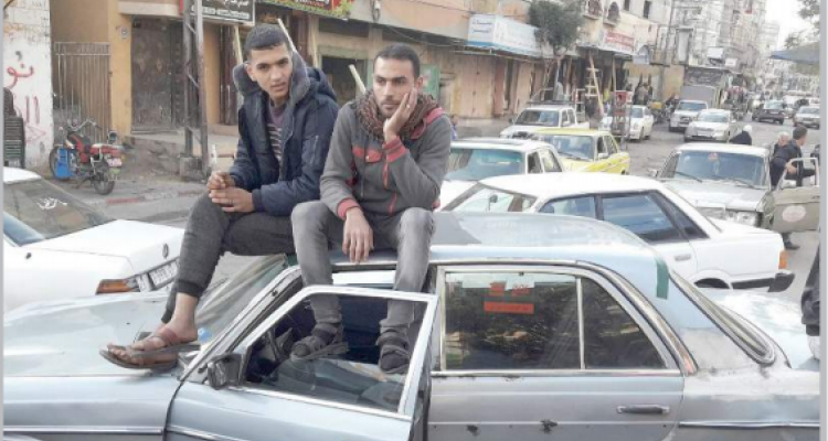 ارتفاع أسعار "المحروقات".. كارثة تنهش ما تبقى من لحم سائقي الأجرة بغزة!!