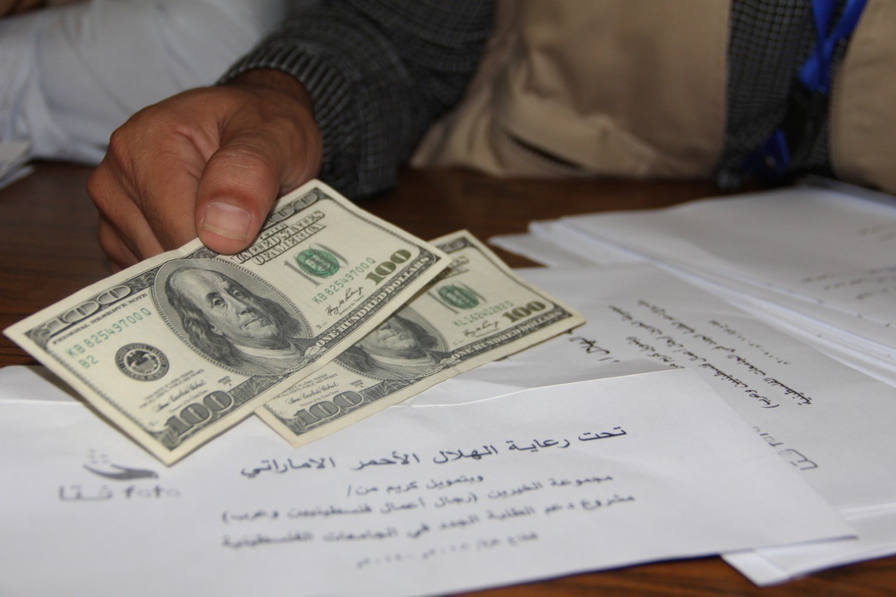 بالصور: مركز "فتا" يصرف مساعدة مالية لطلبة الجامعات في غزّة