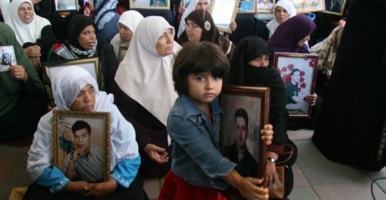 "12" من أهالي أسرى غزة يتوجهون لزيارة أبنائهم في سجن "إيشل"