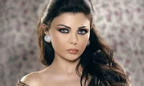 بالفيديو : هيفاء تطل على الشرفة .. والجماهير تشتعل في الشارع