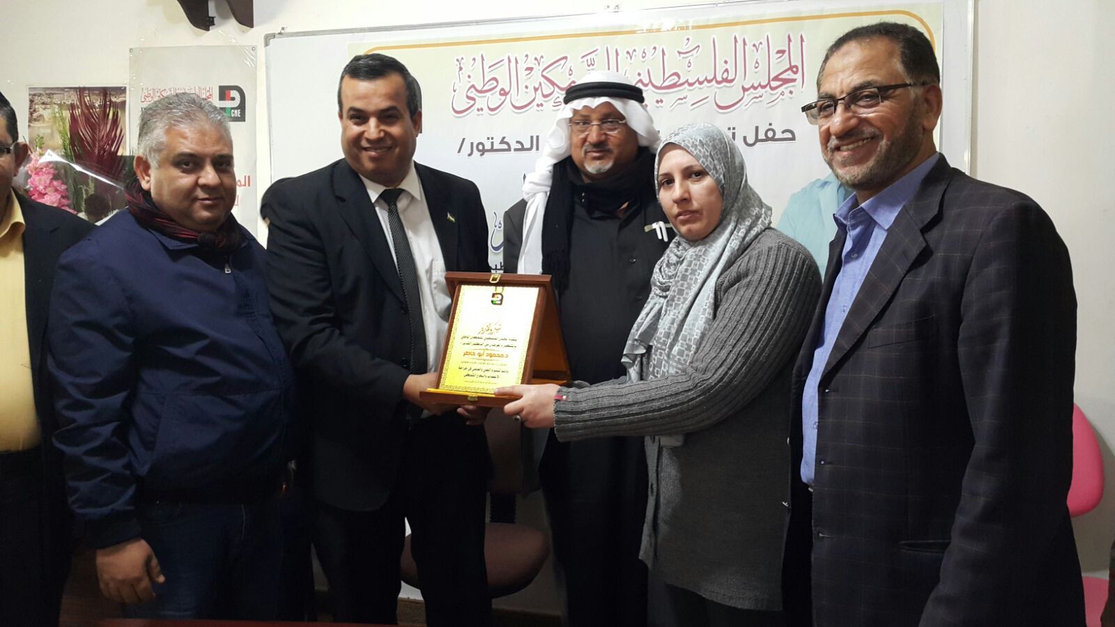 المجلس الفلسطيني للتمكين يُكرم الدكتور أبو خاطر تقديرًا لنجاحاته بمعالجة الحالات المستعصية